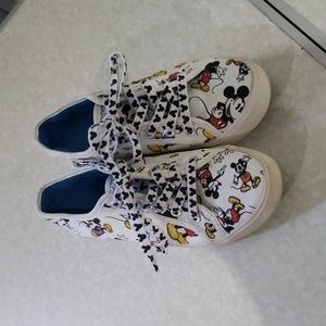 Exclusive Mickey Mouse shoes only at Disney parks Size 5‎